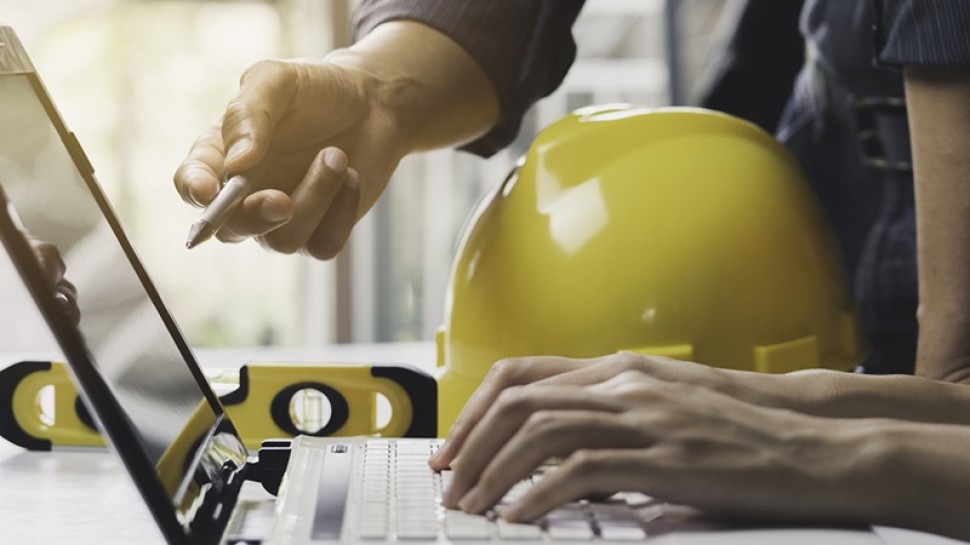 آموزش یا تجربه؛ کدام یک برای پیشرفت شغلی در صنعت ساخت مهم‌تر است؟